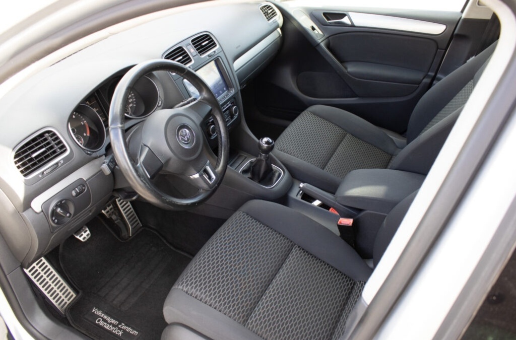 Volkswagen Golf 1.6 TDI z roku 2011 - 10