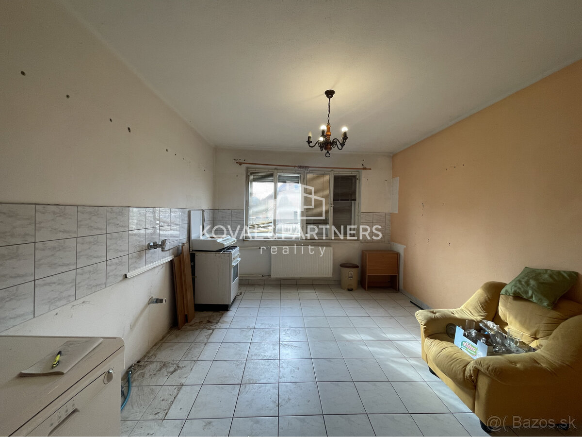 Priestranný poschodový rodinný dom s garážou - Kovarce - 10