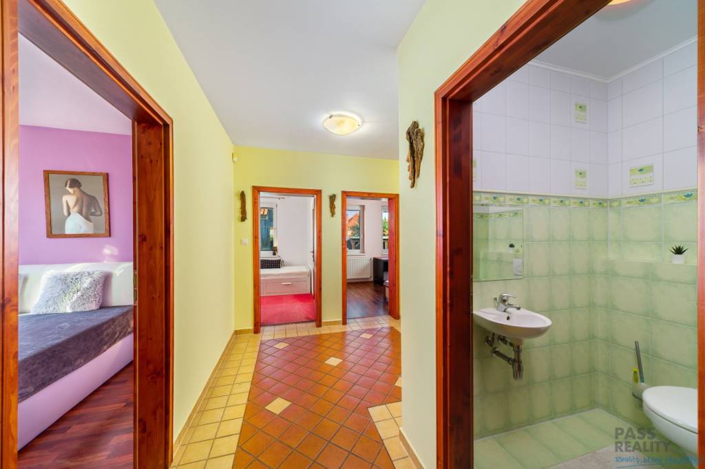 Rodinný dom s podkrovím, 2-garážou, parking, vírivka v srdci - 10