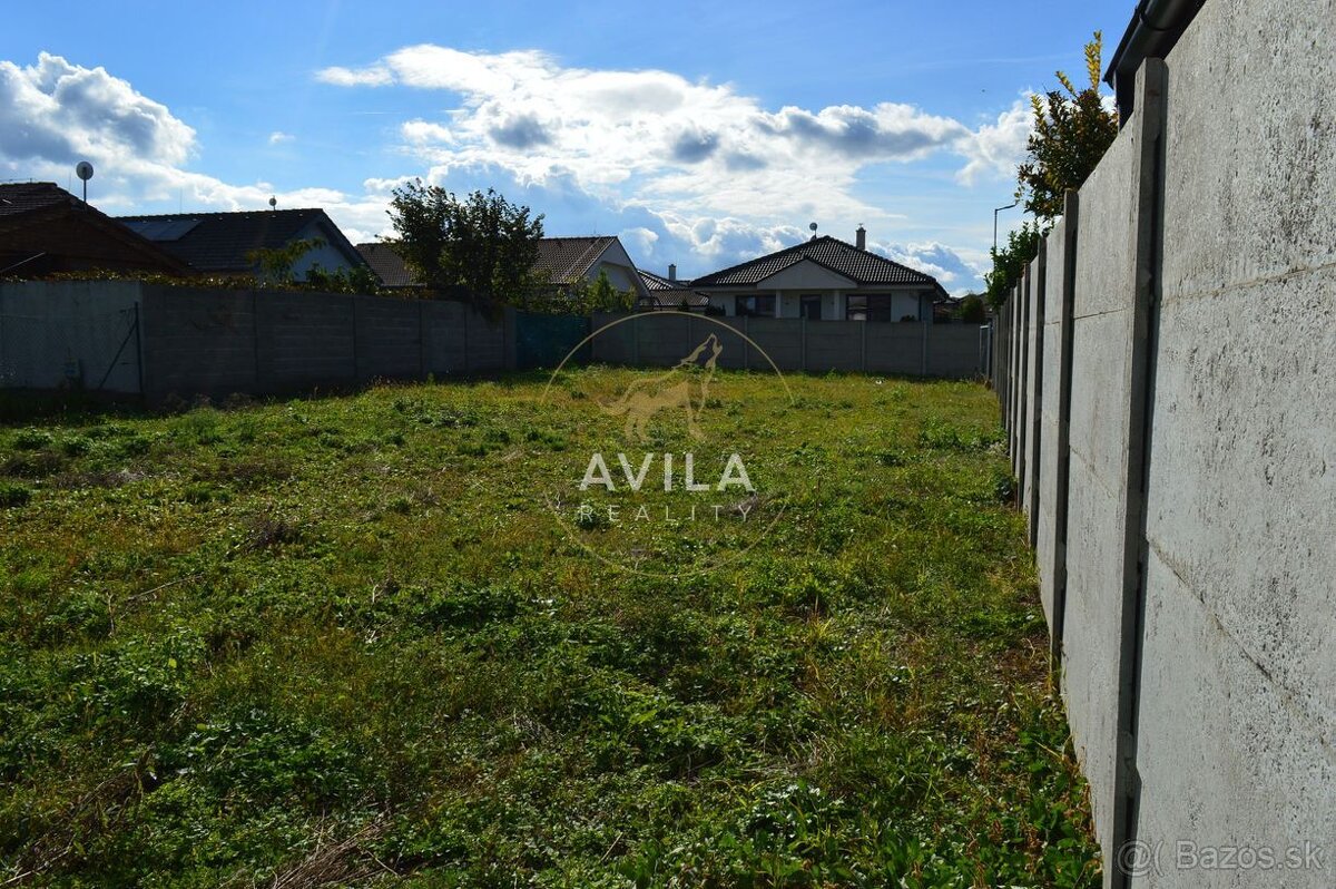 TOP NA PREDAJ: zaujímavý stavebný pozemok 654m2 - Majcichov - 10