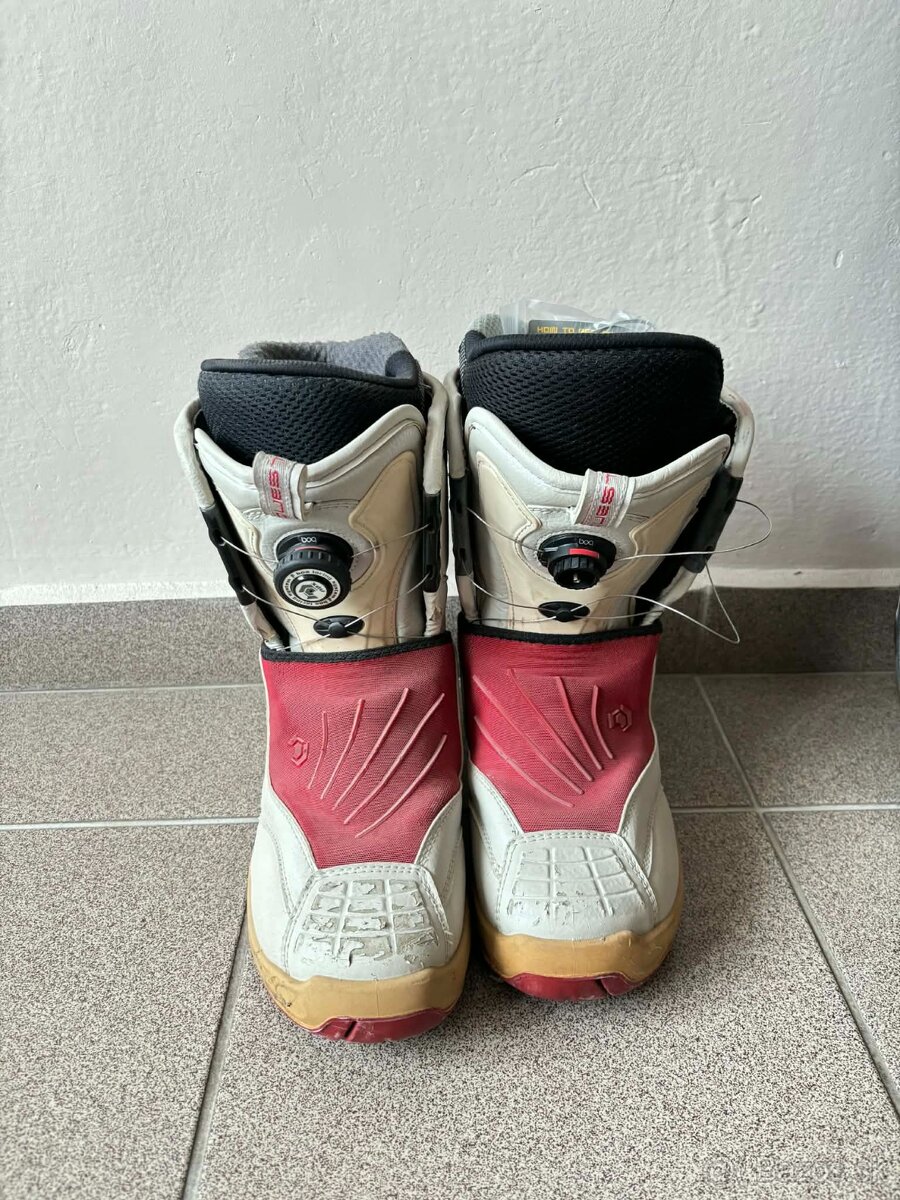 Snowboard a viazaním a topánkami - 10