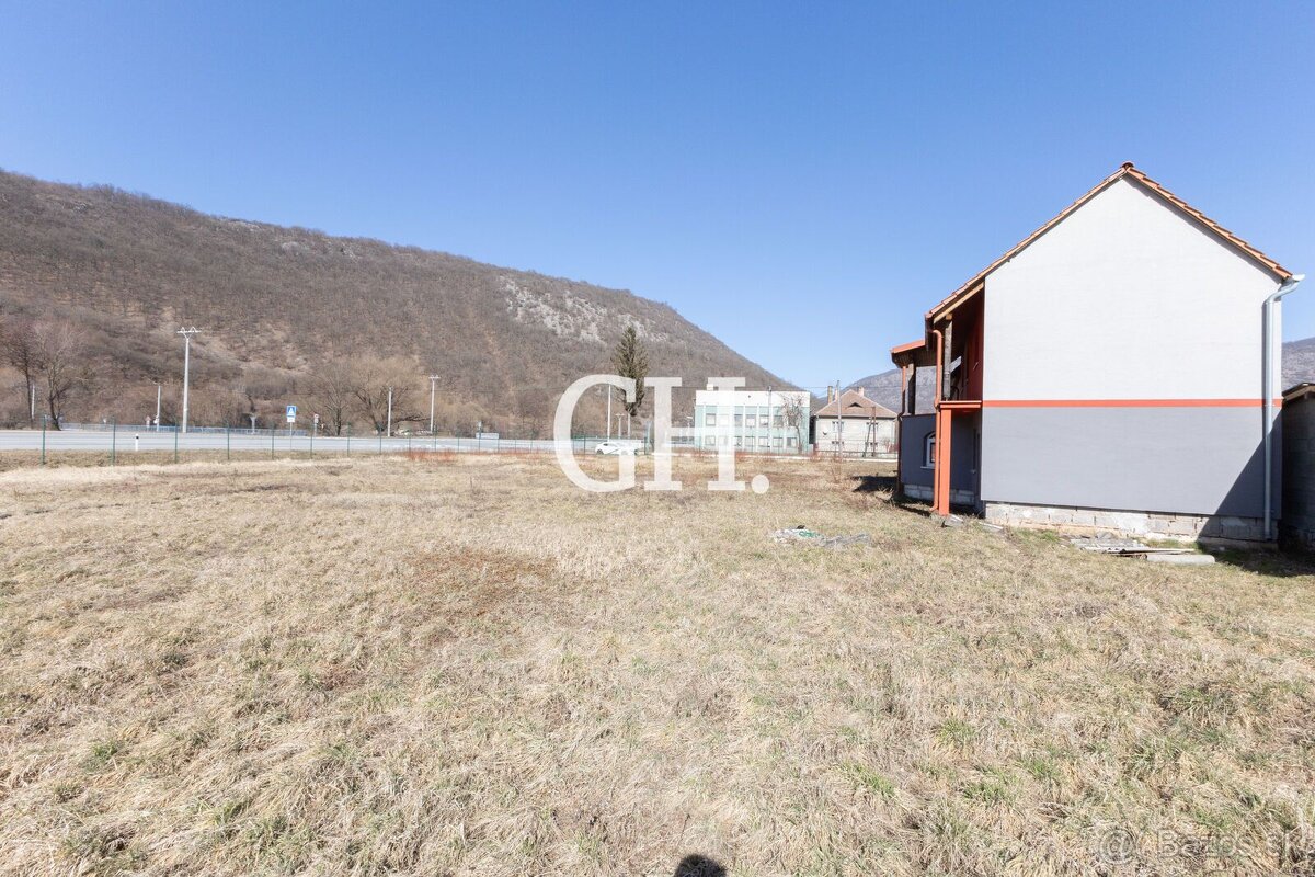 Na predaj rozľahlý rodinný dom s veľkým pozemkom pri hlavnom - 10