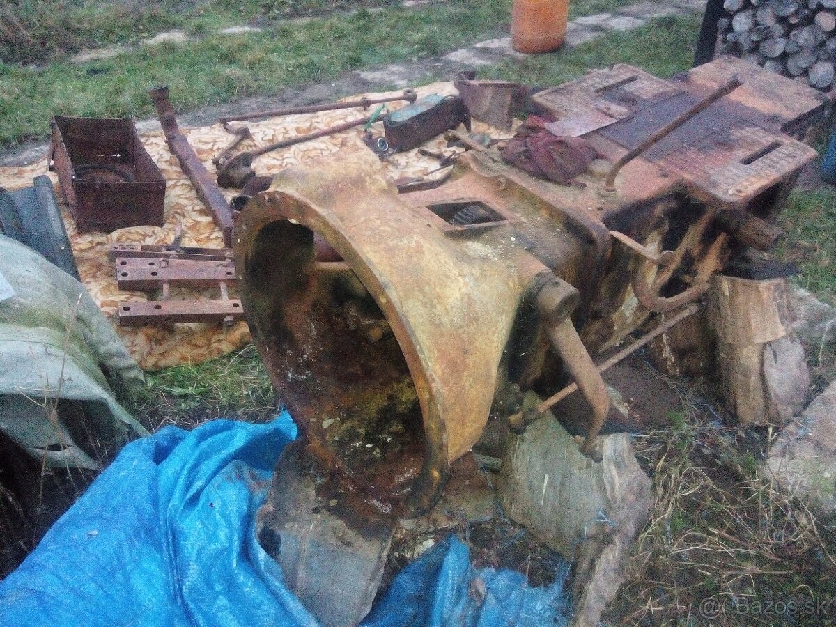 Predám kabínu na Zetor 25. Mam aj iné náhradné diely prevodo - 10