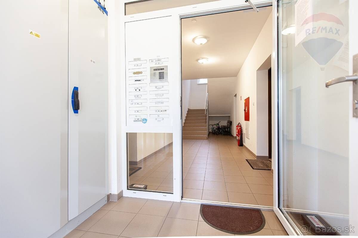 2-izbový byt s dvomi balkónmi, parkovaním a pivnicou – Kapln - 10