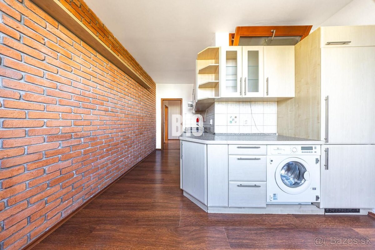 2 IZBOVÝ BYT S VÝHĽADOM NA MESTO NA SEVERE PETRŽALKY - ul. V - 10