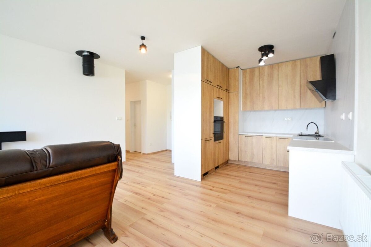 Prenájom: priestranný 3-izb.byt v Poprade s garážovým státím - 10