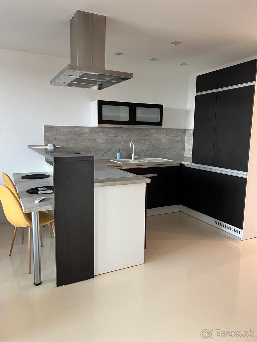 Prenájom 3 izbový byt Plato Levice - 10