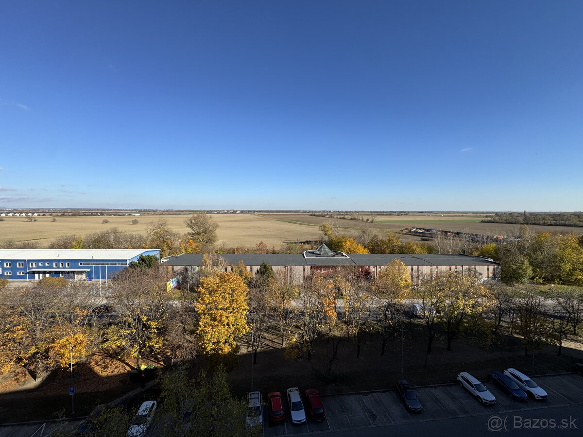 Priestranný 4 izbový byt v tichej lokalite s krásnym výhľado - 10