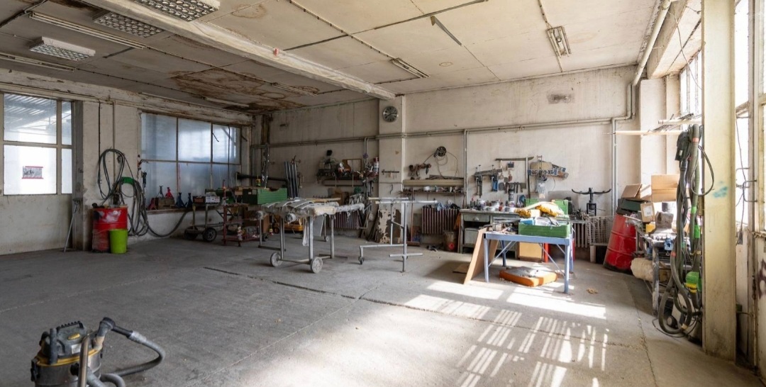 Dom s veľkým pozemkom + veľké priestory - 10