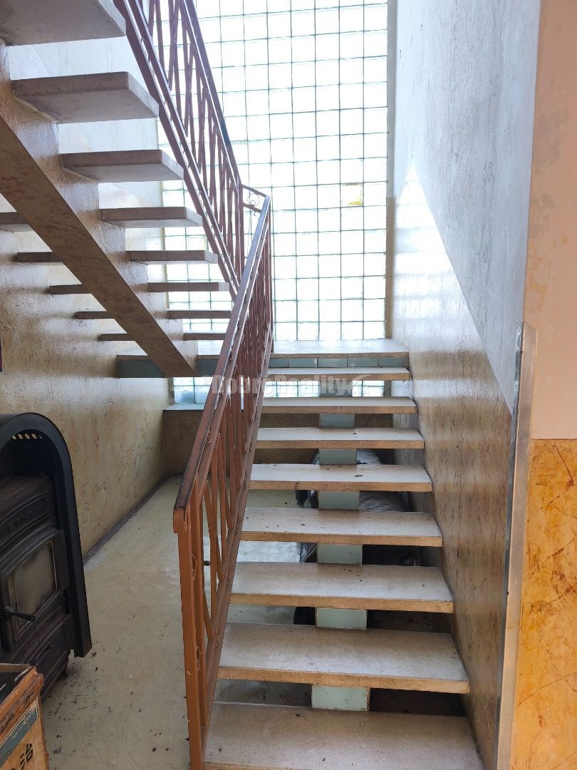 Priestranný ,slnečný rodinný dom v pôvodnom stave , vhodný n - 10