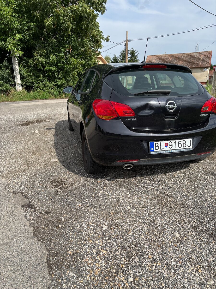 Predám Opel Astra 1.4 Turbo 140k Enjoy - 10