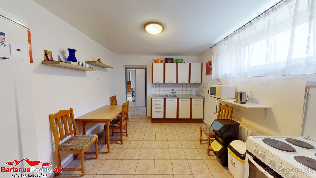 BartanusReality - Na predaj rozmerný rodinný dom s pozemkom - 10