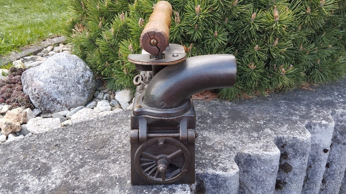 Obrovská komínová velmi stará sbírková žehlička D.R.G.M. - 10