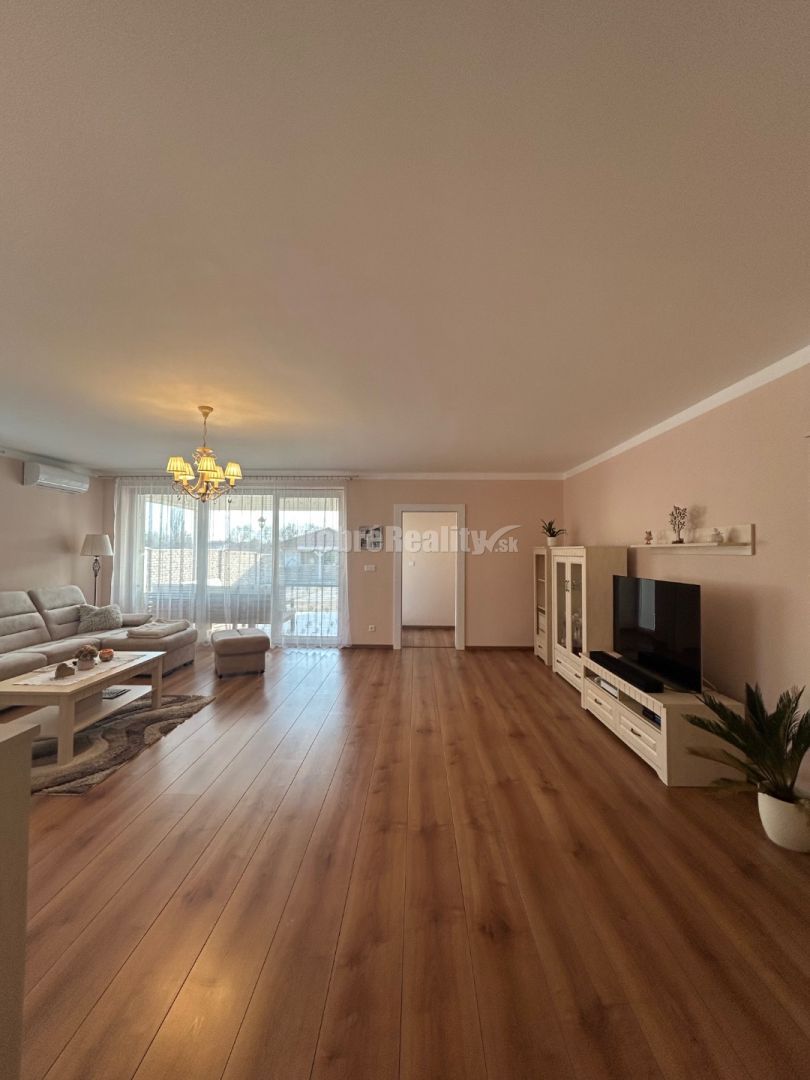 Unikátny 4 izbový rodinný dom pri jazere, kompletne zariaden - 10