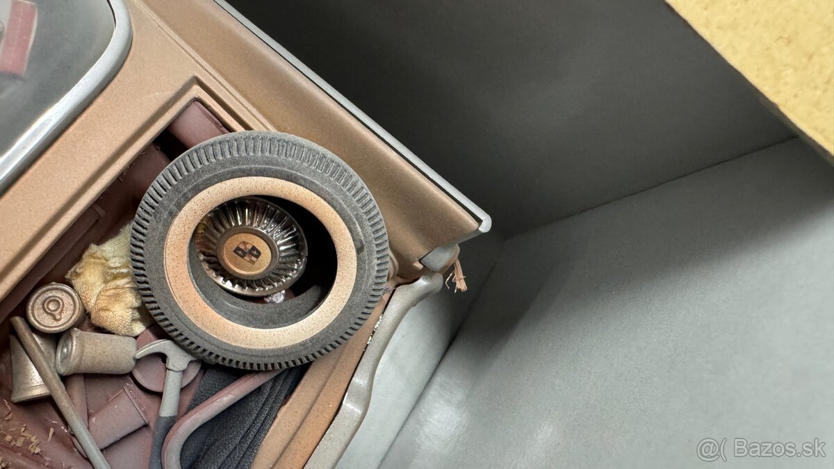 1957 Studebaker Golden Hawk 1:18 - 10