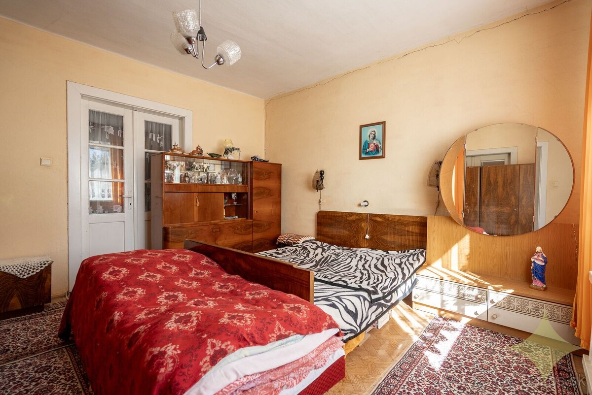 Zaujímavý, čiastočne zrekonštruovaný, rodinný dom v obci Buš - 10