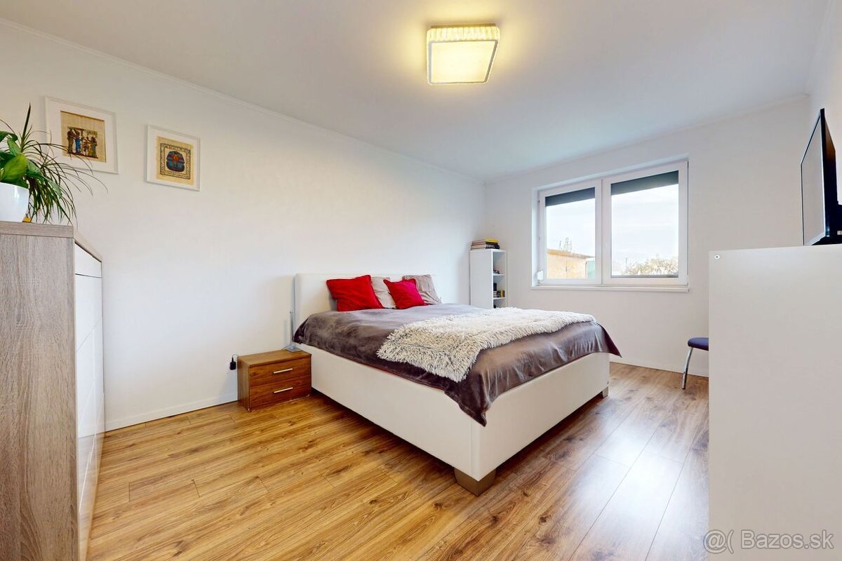 Na predaj krásny samostatne stojací 4-izbový rodinný dom v - 10