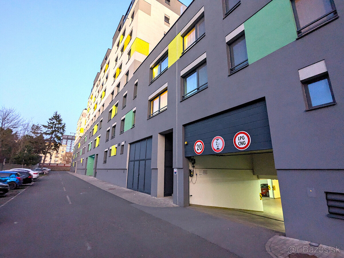 Vnútorné parkovacie miesto blízko Centra, Strojárenská - 10