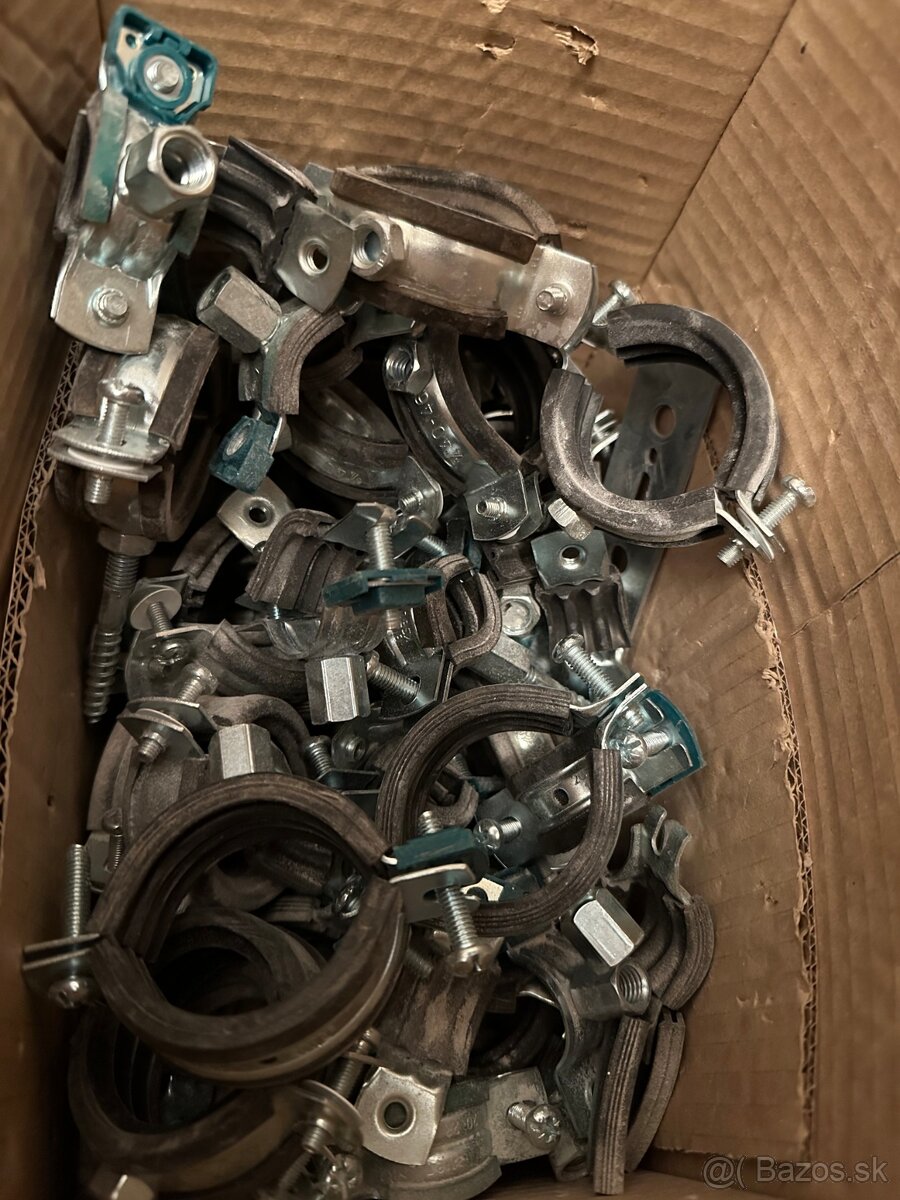 zvyšky zo stavby - hadice, prichytky, distančky, držiaky - 10