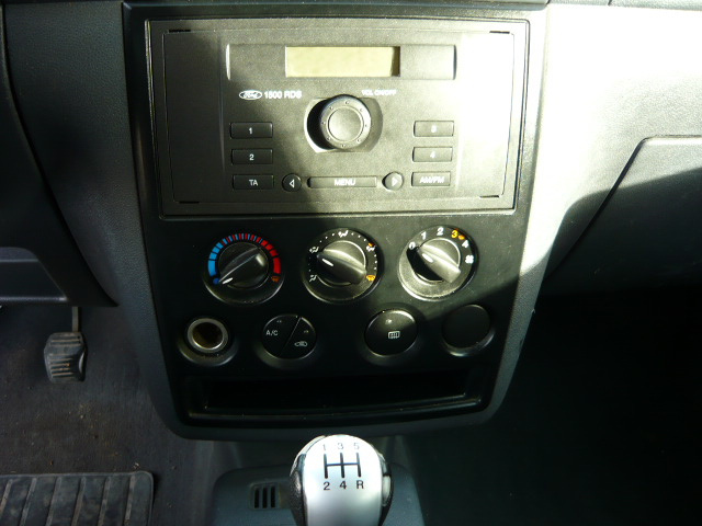 FORD TOURNEO CONNECT 1.8 TDCI 5 MÍST - 10