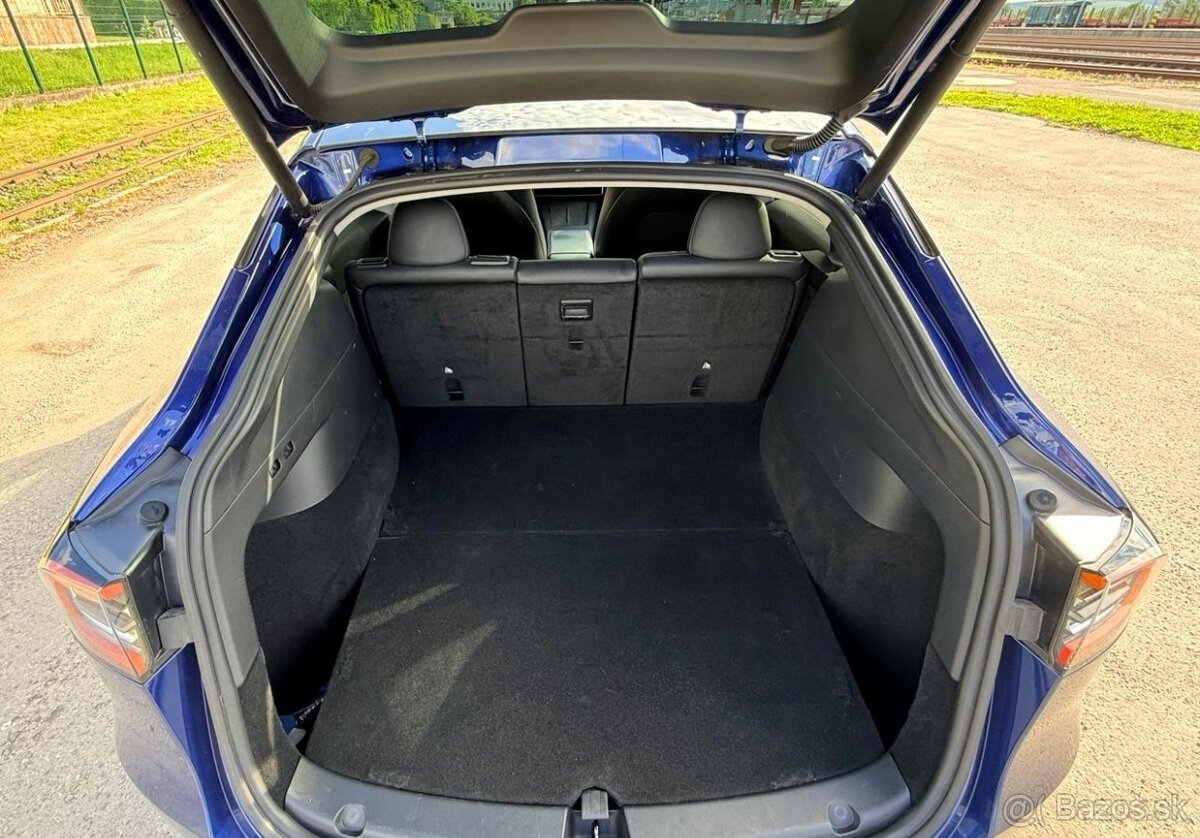 Tesla model Y - 10