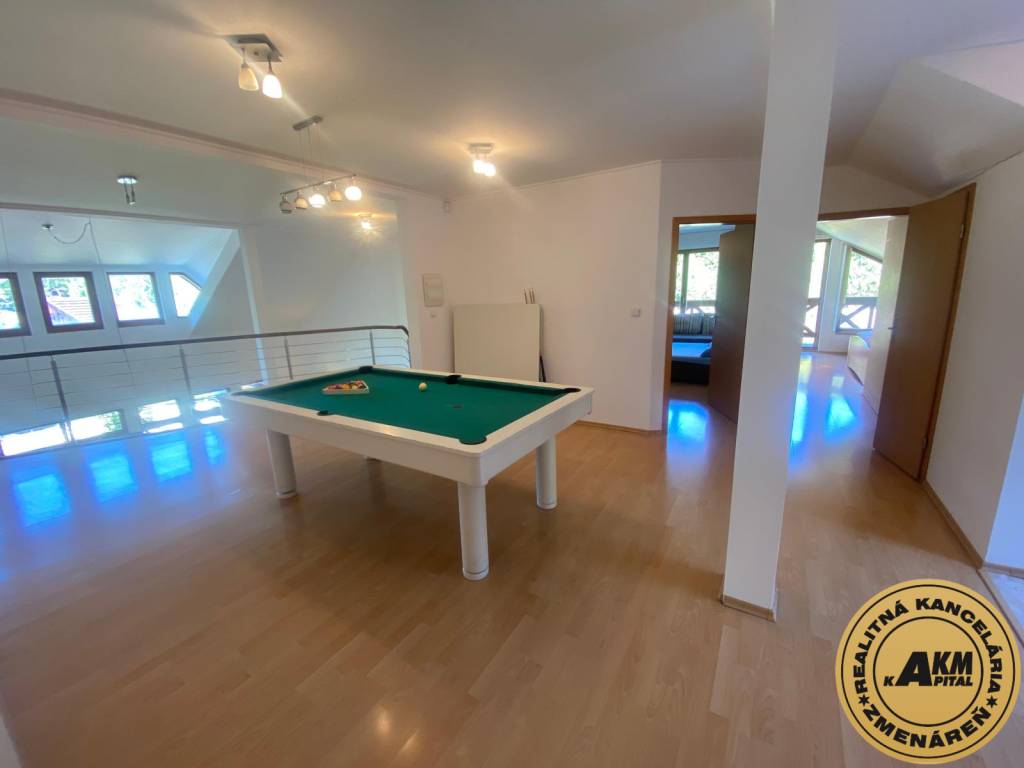 Priestranný rodinný dom s bazénom a záhradou - Žarnovica 180 - 10