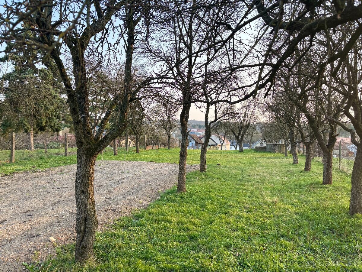 Na predaj: Rodinný dom s veľkým pozemkom a garážou – Veľaty - 10