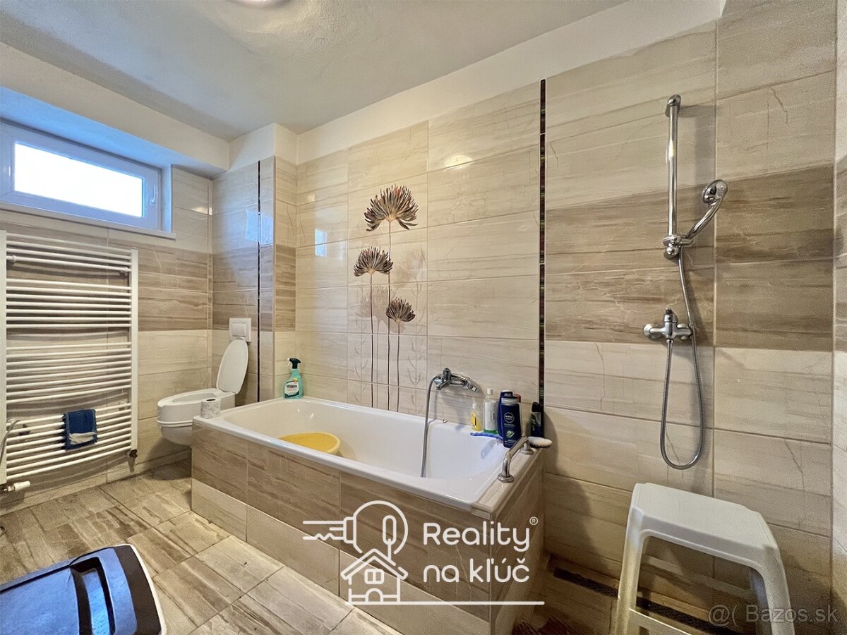 Na predaj dvojgeneračný poschodový rodinný dom - Komjatice - 10