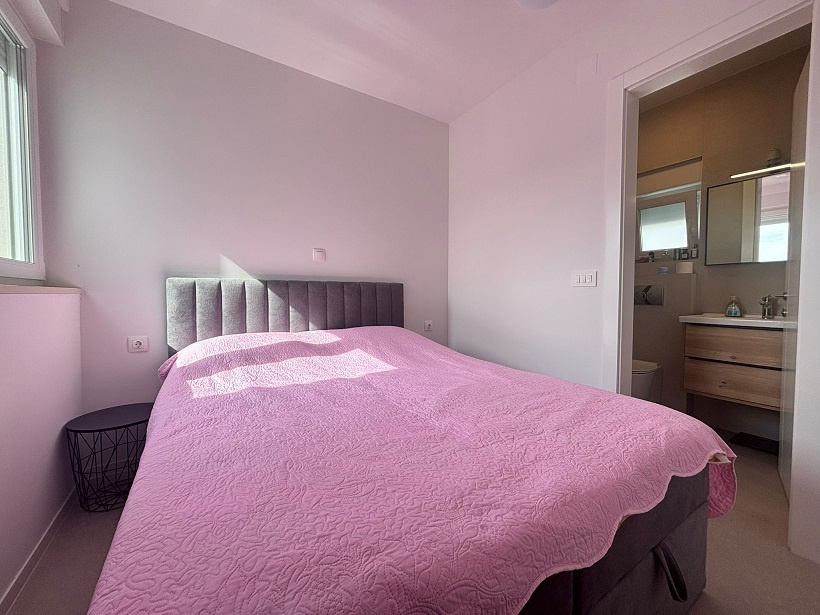 Chorvátsko-Trojizbový apartmán s veľkou terasou blízko pláže - 10