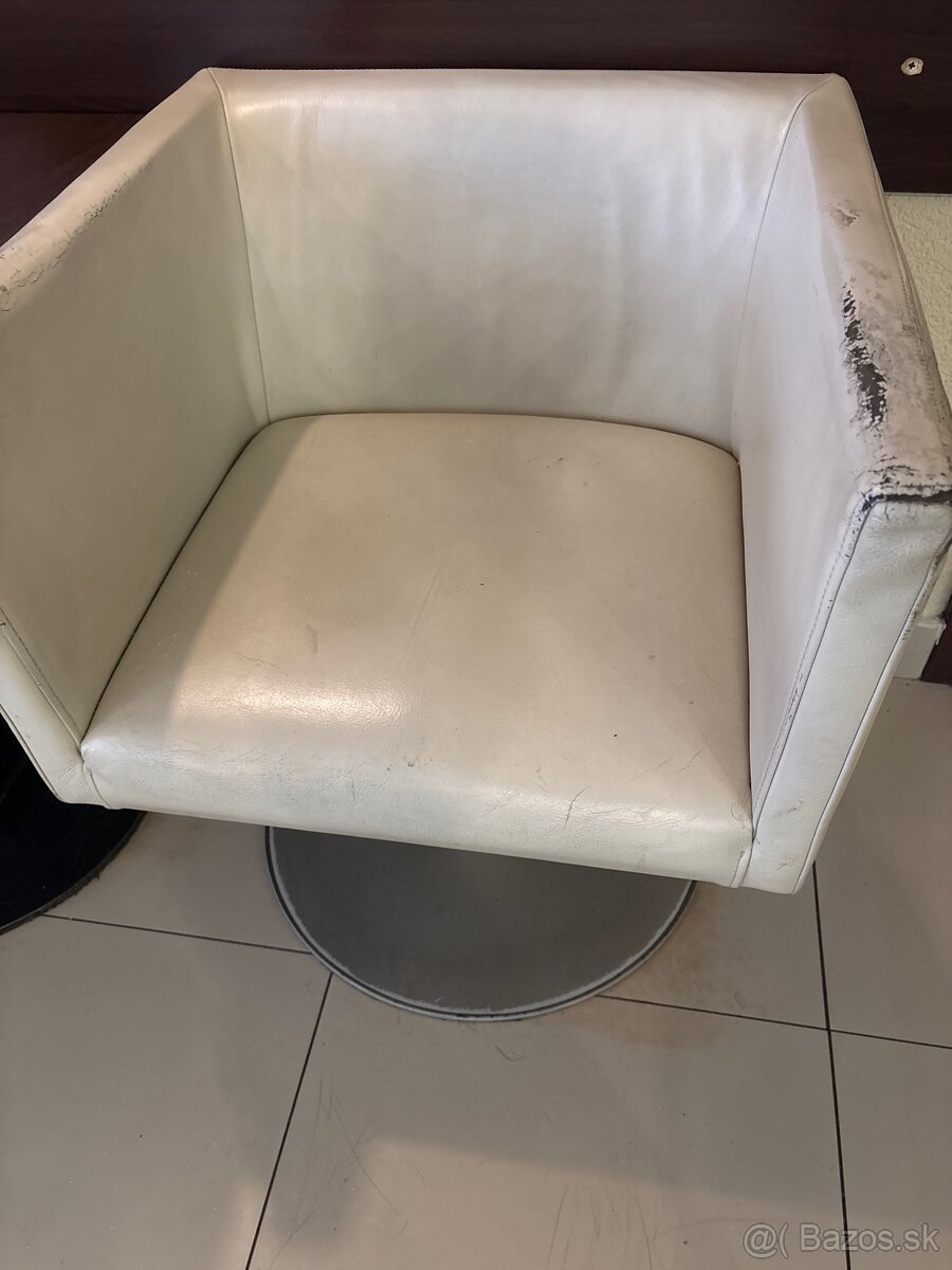 Kožené lavice a kreslá - 10