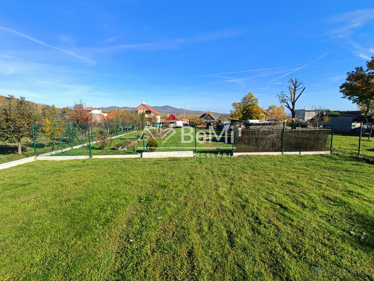 Pozemok - Ardanovce, všetky siete na pozemku. Piešťany -13km - 10