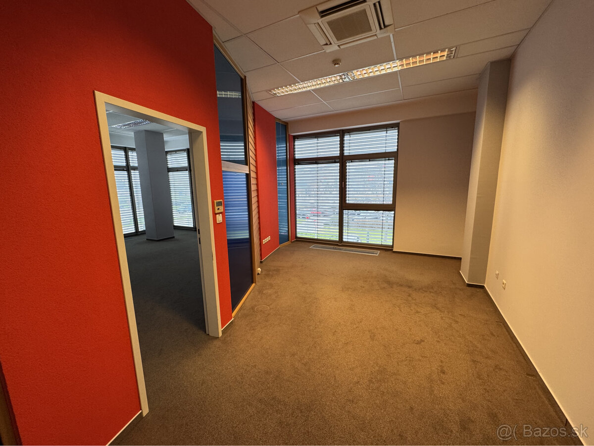 Prenájom kancelárskeho priestoru 380m² na ulici Galvaniho v - 10