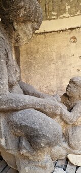 Obrie pieskovcové súsošie „Matka s dieťaťom” z obdobia prvej - 10