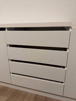 Biela trojdielna komoda - 10