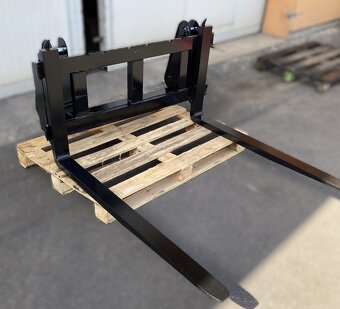 rýchloupínač a paletovacie vidly na traktorbáger komatsu WB - 10