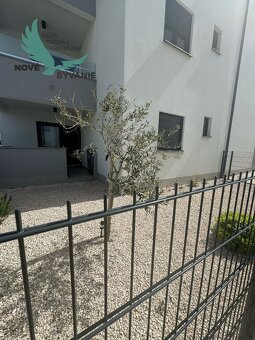 Exkluzívna novostavba apartmánu so záhradou len 90m od piesk - 10