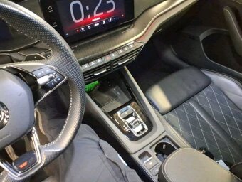 Škoda Octavia Combi 2.0 TDI DSG RS Plus - 10