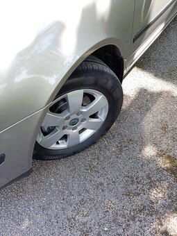 PREDÁM ŠKODA OCTAVIA COMBI1,6 BENZIN r11/2011 KÚP. NA SLOV . - 10