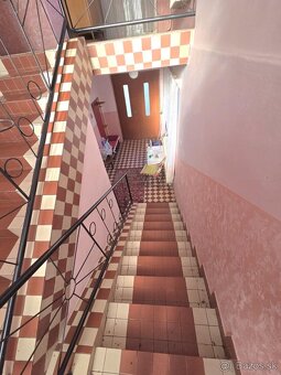 PREDAJ poschodový dom v obci Pastovce s pekným pozemkom - 10