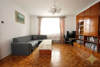 Priestranný rodinný dom v tichej ulici obce Chrastince, okre - 10