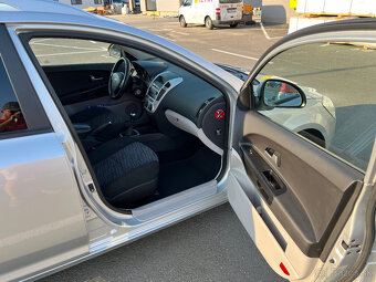 Predám KIA Ceed SW 1.6 CRDi (85 kW) Combi - 10