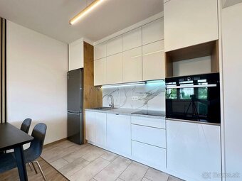 NA PRENÁJOM KOMFORTNÝ VEĽKÝ BYT V CENTRE MESTA 45 M2 - 10