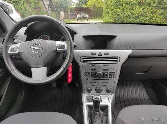 Opel Astra kombi 1.6 benzín rok výroby 2011 - 10