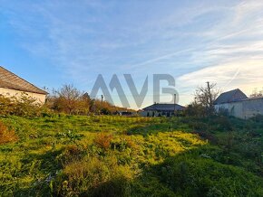 13 ÁROVÝ POZEMOK PRI KOMÁRNE S VÝHĽADOM NA JAZIERKO - 10