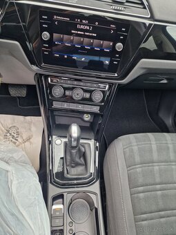 Predám VW Touran 2.0 TDI DSG NAVI full-LED PANO KAMERA - 10