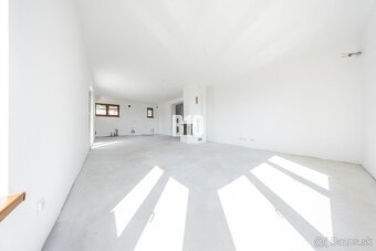 MODERNÝ, TECHNOLOGICKY VYSPELÝ 5i (229m2) RD s výbornou dost - 10