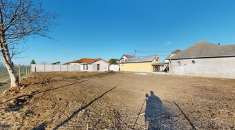 Stavebný pozemok so stavebným povolením s 2 - izbovým rodinn - 10