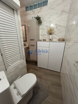 SKVELÁ PONUKA Veľký 3-izbový byt s balkónom, kompletná rek - 10