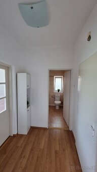 Predám rodinný dom s dvoma hospodárskymi budovami. - 10