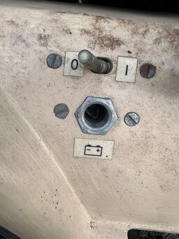 Starší elektrický invalidný vozík - 10